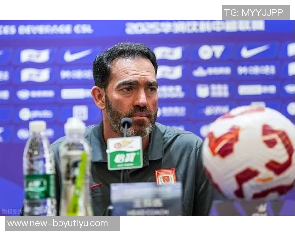 苏亚雷斯遭对方球员侵犯倒地牙哥愤怒指责裁判失职 苏亚雷斯遭对方球员侵犯倒地牙哥愤怒指责裁判失职