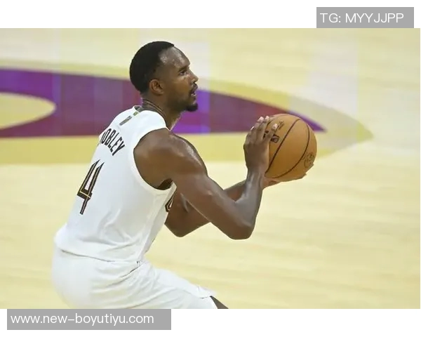 小莫布里半场表现抢眼17分钟内10投6中斩获13分4篮板2封盖 小莫布里半场表现抢眼17分钟内10投6中斩获13分4篮板2封盖