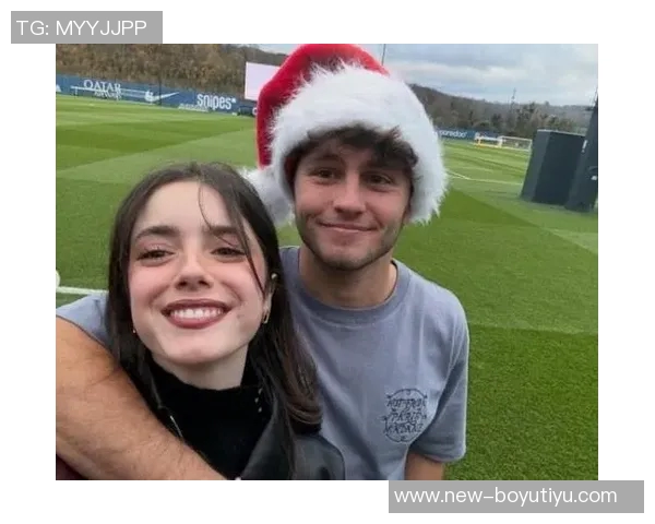 女友社媒分享与内维斯迪士尼乐园甜蜜游玩瞬间引发热议