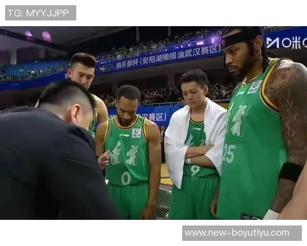 杨鸣工作室力挺遭驱逐的2T：勇于表达与行动的精神值得赞赏